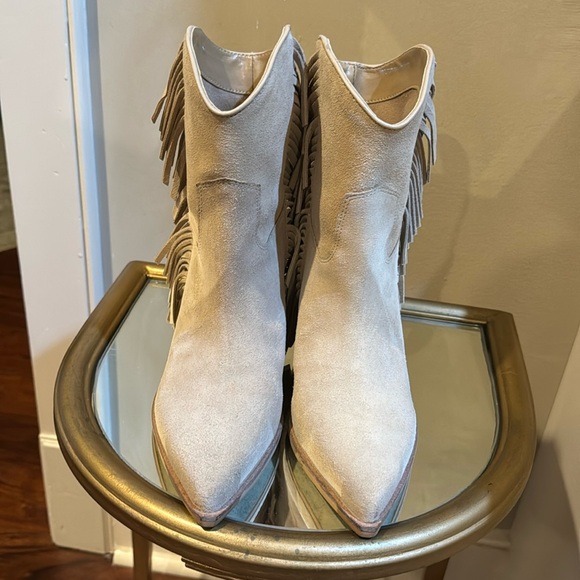 Boots - Picture 2 of 6